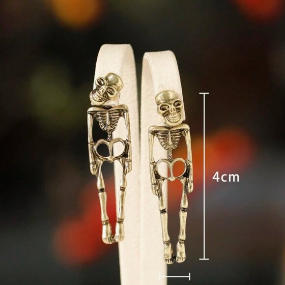 Hanging Skull Punk Street Gothic Halloween Earrings in Bronze - Picture 2 of 2
